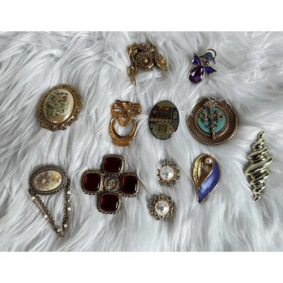 Vtg 1950’s Scene “Fruits And Legumes” Olde Store Front Stand Enamel Pin Brooch - Picture 6 of 6